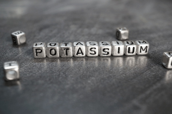 dados de metal com letras, formando a palavra potassium