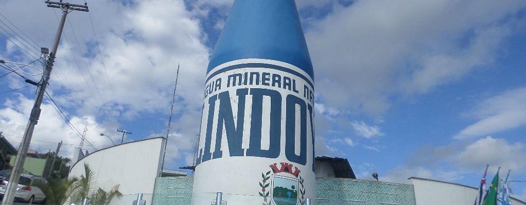 escultura em forma de garrafa de agua mineral