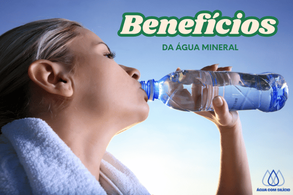 Mulher bebendo uma garrafa de água mineral