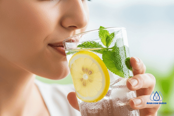 Dieta Detox com agua mineral natural
